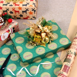 Carta da regalo natalizia verde bosco scuro con motivi di etichette circolari vintage