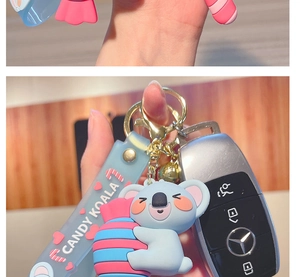 Gros plan du porte-clés koala bleu clair avec ruban en silicone et bonbon coloré