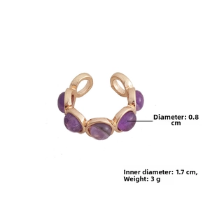 Détail de la bague dorée avec cinq pierres violettes et dimensions précises