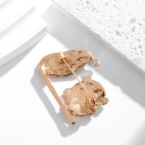 Broche grenouille feuille dorée en alliage montrant le mécanisme de fermeture arrière