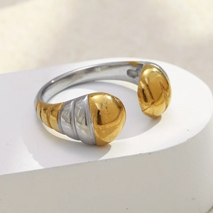 Vue macro d'une bague tête de serpent bicolore plaquée or 18 carats avec anneau spiral