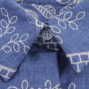 Robe chemise bleue style champêtre français avec broderie florale blanche au col