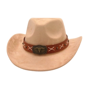 Detailansicht eines Western-Cowboyhuts mit Wildlederoptik und Stierschädel-Schnalle