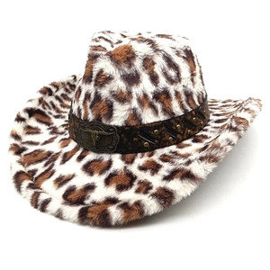 Détail d'un chapeau de cow-boy en fausse fourrure léopard avec ceinture cloutée et boucle