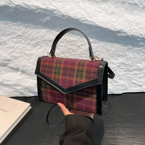 Retro-Handtasche mit lila Karomuster und schwarzem Ledergriff im Vintage-Stil