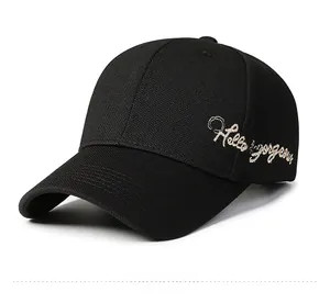 Detailansicht der schwarzen Baseballkappe mit weißer Hello Gorgeous Bestickung