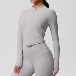 Détail du legging de yoga taille haute gris clair et de la veste cintrée zippée