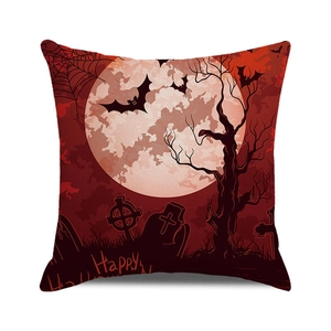Détail d'une housse de coussin carrée avec motif de lune et cimetière d'Halloween