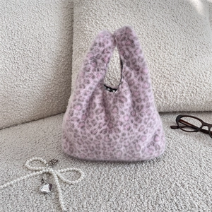 Détail du sac à main en fausse fourrure léopard avec doublure à carreaux noir et blanc