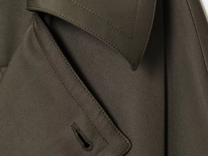 Detailaufnahme der Nähte und Knopfloch am olivgrünen Blazer aus Twill-Gewebe