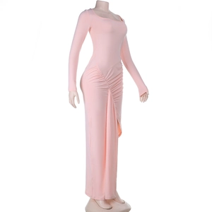 Détail d'une robe longue moulante rose avec fronces latérales et fente haute à la jambe
