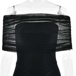 Détail de la robe noire en tulle à épaules dénudées avec texture froncée sur mannequin