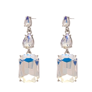 Boucles d'oreilles argentées avec gouttes d'eau irisées et cristaux carrés élégants