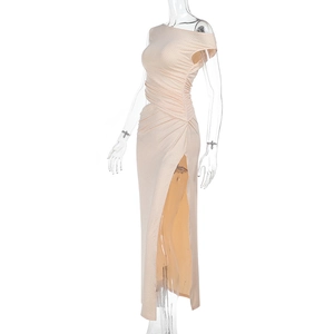 Détail d'une élégante robe abricot à épaules dénudées avec plis à la taille et fente latérale