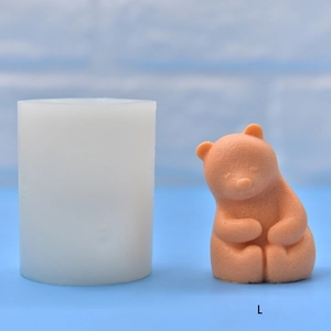 Dettaglio dello stampo in silicone per orso polare con orsetto in resina arancione di taglia L