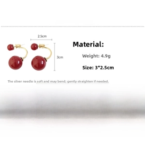 Dettaglio orecchini a C placcati in oro 14k con perline rosse e perni in argento S925