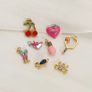 Assortiment de pendentifs géométriques en acier inoxydable colorés avec cœurs et cerises