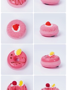 Dettaglio di bombe da bagno a forma di ciambella con decorazioni fragola e cioccolato