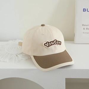 Détail de la casquette de baseball en toile bicolore avec broderie You Can en 3D