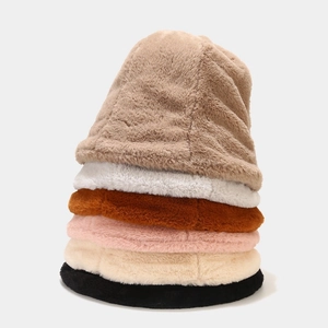Empilement vertical de chapeaux bob en fausse fourrure douce de diverses couleurs