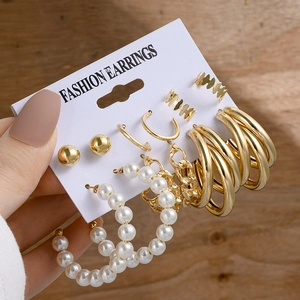 Détail d'un lot de 6 boucles d'oreilles dorées géométriques avec perles et détails de chaîne