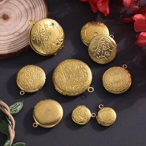 Pendentifs médaillons ronds en laiton vintage avec gravures florales et accents rétro