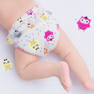 Pantalones de entrenamiento transpirables para bebés con búhos en fondo blanco