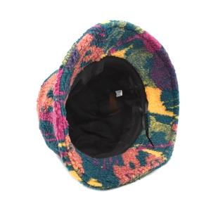 Détail du chapeau bob en peluche tie-dye coloré avec doublure douce et cordon réglable