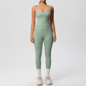 Vue de face d'un ensemble de yoga vert clair avec camisole à bretelles et legging taille haute