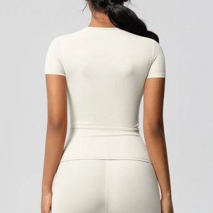 Vue arrière du haut de yoga blanc cassé ajusté et du legging de sport taille haute