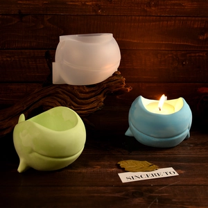 Moule en silicone baleine pour pots de rangement et bougies sur fond en bois rustique