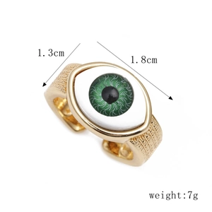 Detailansicht des vergoldeten Evil Eye Rings mit Maßen von 1,3 cm mal 1,8 cm
