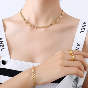Parure de bijoux géométriques minimalistes dorés à l'or 18k avec collier et bracelet assorti