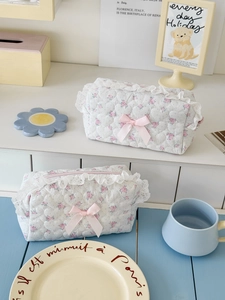 Quilted floral cosmetic bag set with lace trim and pink bows in a fresh pastoral style