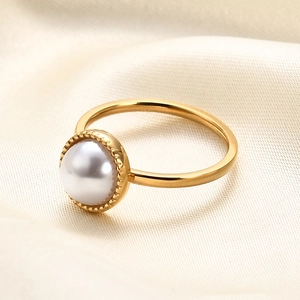 Detail of a 10mm golden band with 3mm stainless steel finish and large white pearl