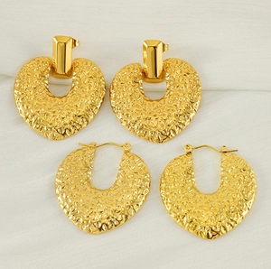 Vue détaillée de boucles d'oreilles cœur martelées plaquées or 18K sur soie