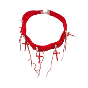 Ras de cou gothique en velours rouge avec pendentifs croix et chaînes à pampilles