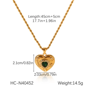 Vue détaillée du collier coeur avec zircon vert et dimensions précises du produit