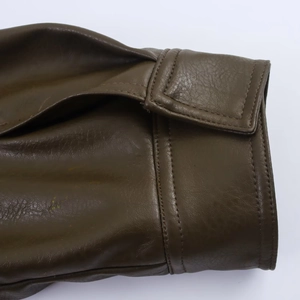 Vue détaillée de la texture du similicuir marron foncé et des finitions à double couture