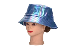 Détail du chapeau bob holographique montrant l'effet dégradé métallique et la bordure