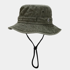 Détail du bob en toile délavée avec coutures renforcées et cordon coupe-vent réglable