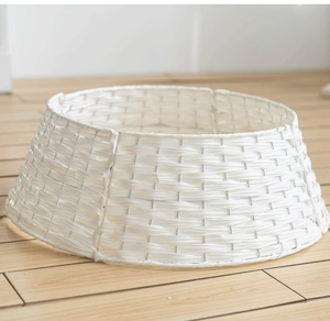 Détail du panier de pied de sapin de Noël tressé blanc au design nordique épuré