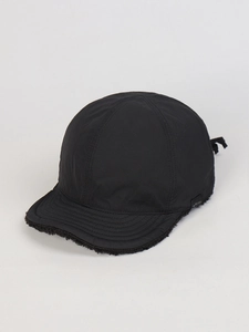 Dettaglio del cappello invernale in nylon con fodera in lana e cinturino regolabile