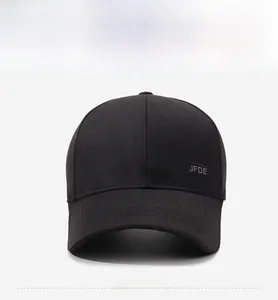 Détail d'une casquette de baseball noire en coton avec coutures et écusson JFDE latéral