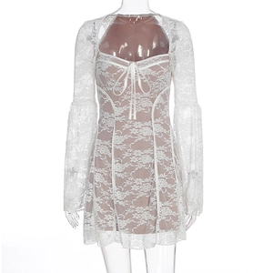 Detail van witte kanten jurk met klokmouwen en strikhals op een mannequin voor vrouwen