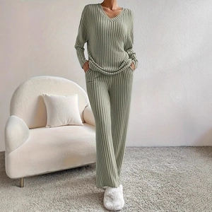 Ensemble détente femme avec haut col V et pantalon large en maille côtelée vert sauge doux