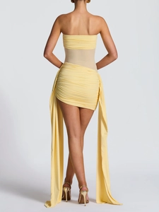 Vue arrière de la robe bustier jaune avec panneaux en mesh et longs rubans décoratifs