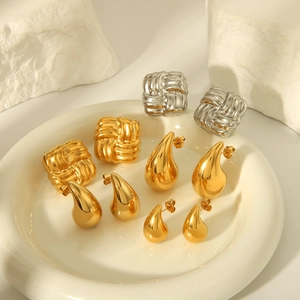 Lot de 5 paires de boucles d'oreilles dorées et argentées aux motifs carrés et gouttes