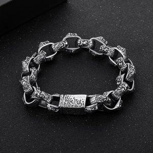 Détail d'un bracelet chaîne lourde en acier inoxydable 316L avec gravures de lion vintage