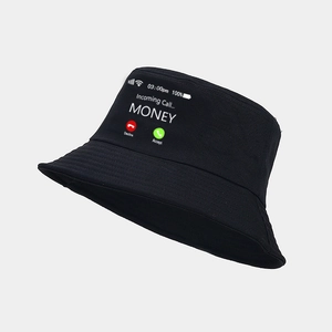 Détail de l'imprimé créatif 'MONEY' appel entrant sur le chapeau bob noir en coton